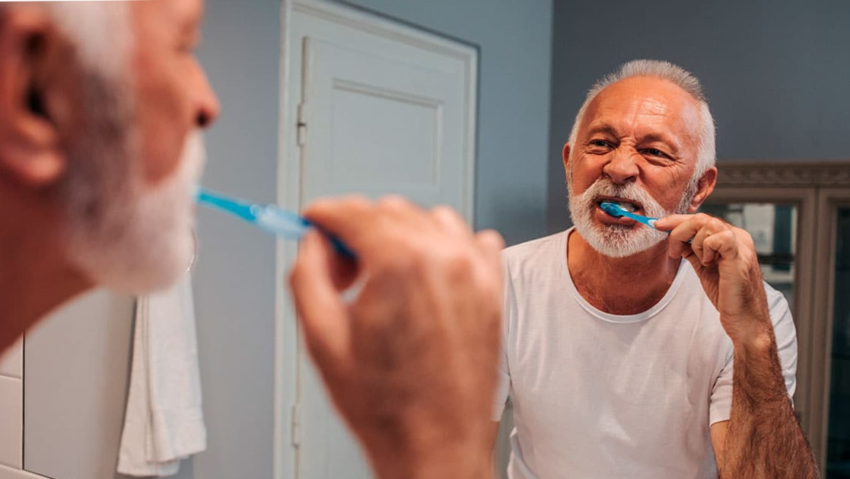 Cuidado Dental para Personas Mayores: Consejos para Mantener una Sonrisa Saludable y Duradera 2