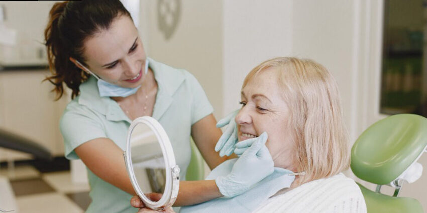 Cuidado Dental para Personas Mayores: Consejos para Mantener una Sonrisa Saludable y Duradera 3